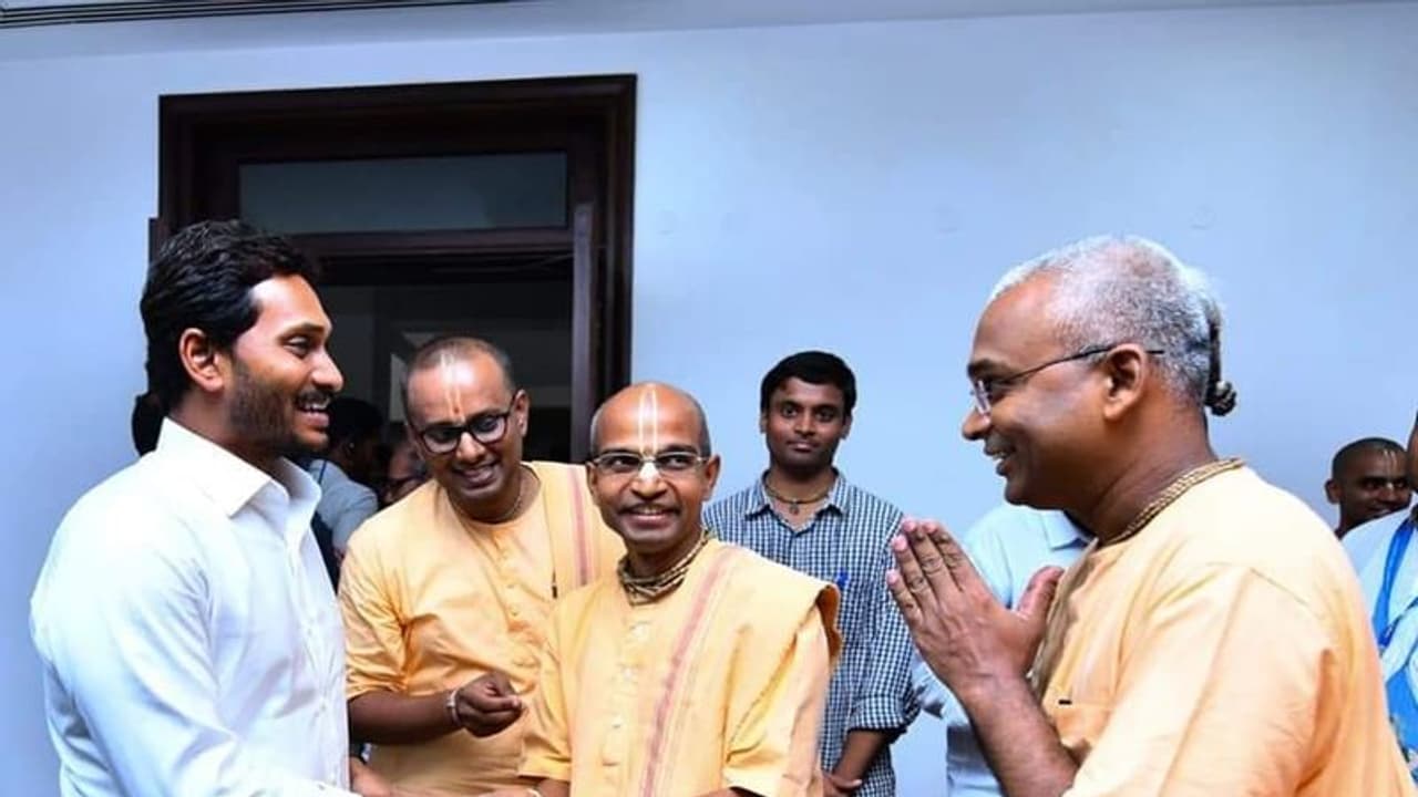 ప్రభుత్వ పాఠశాలల్లో విప్లవాత్మక మార్పులు తేవాలి: సీఎం జగన్ ప్రభుత్వ పాఠశాలల్లో విప్లవాత్మక మార్పులు తేవాలి: సీఎం జగన్