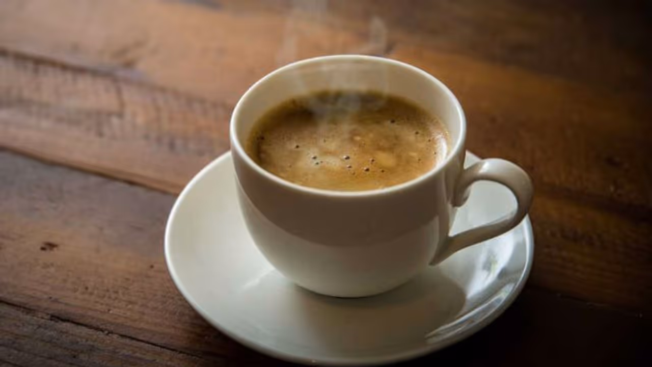 രാവിലെ എഴുന്നേറ്റയുടന് കോഫി കഴിക്കുന്ന പതിവുണ്ടോ? എങ്കില് അറിയൂ... രാവിലെ എഴുന്നേറ്റയുടന് കോഫി കഴിക്കുന്ന പതിവുണ്ടോ? എങ്കില് അറിയൂ...