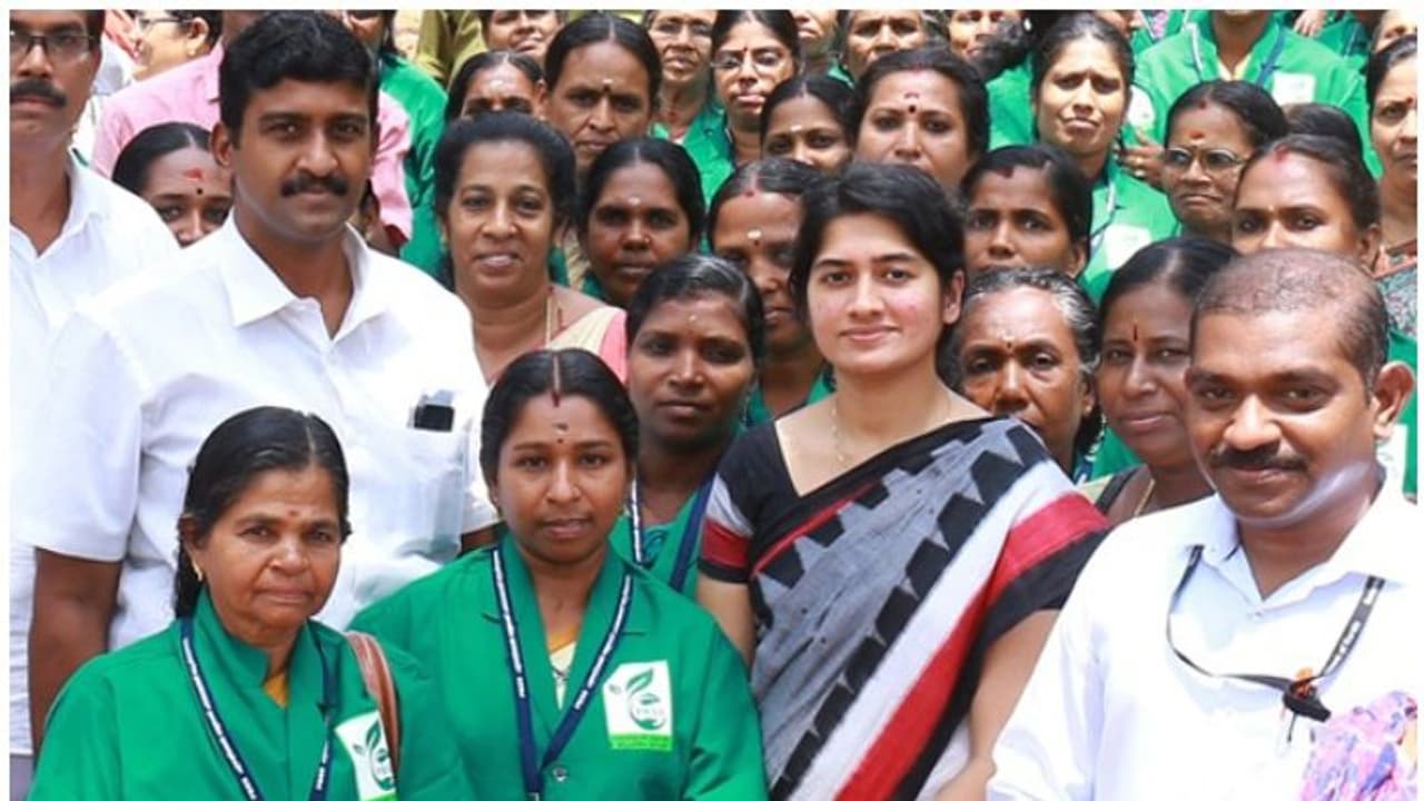 കളക്ടര് അനുപമയെ സാക്ഷിയാക്കി അവര് പറഞ്ഞു " മാലിന്യം വലിച്ചെറിയേണ്ട ഞങ്ങളെടുത്തോളാം " കളക്ടര് അനുപമയെ സാക്ഷിയാക്കി അവര് പറഞ്ഞു " മാലിന്യം വലിച്ചെറിയേണ്ട ഞങ്ങളെടുത്തോളാം "