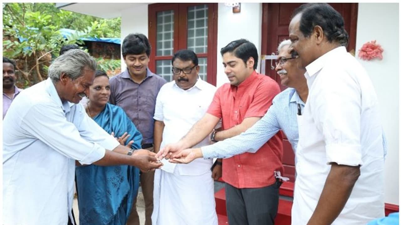 പ്രളയത്തില് വീട് തകര്ന്ന ജെസ്സിയ്ക്ക് ഇനി സ്വപ്ന ഗൃഹം സ്വന്തം പ്രളയത്തില് വീട് തകര്ന്ന ജെസ്സിയ്ക്ക് ഇനി സ്വപ്ന ഗൃഹം സ്വന്തം