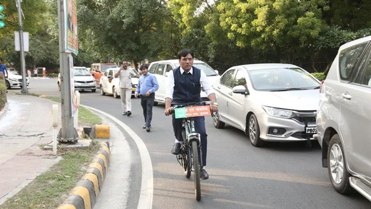 ಸಂಸತ್ತಿಗೆ ಸೈಕಲ್ನಲ್ಲಿ ಹೋಗುವ ಸಂಸದರ ಸಂಖ್ಯೆ ದಿಢೀರ್ ಹೆಚ್ಚಳ! ಸಂಸತ್ತಿಗೆ ಸೈಕಲ್ನಲ್ಲಿ ಹೋಗುವ ಸಂಸದರ ಸಂಖ್ಯೆ ದಿಢೀರ್ ಹೆಚ್ಚಳ!