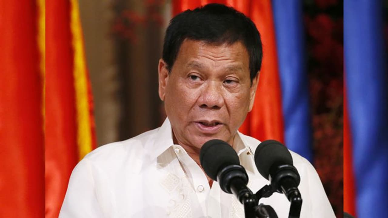 പൊതുപരിപാടിക്കിടെ യുവതികളെ പരസ്യമായി ചുംബിച്ച് ഫിലിപ്പൈൻസ് പ്രസിഡന്റ്