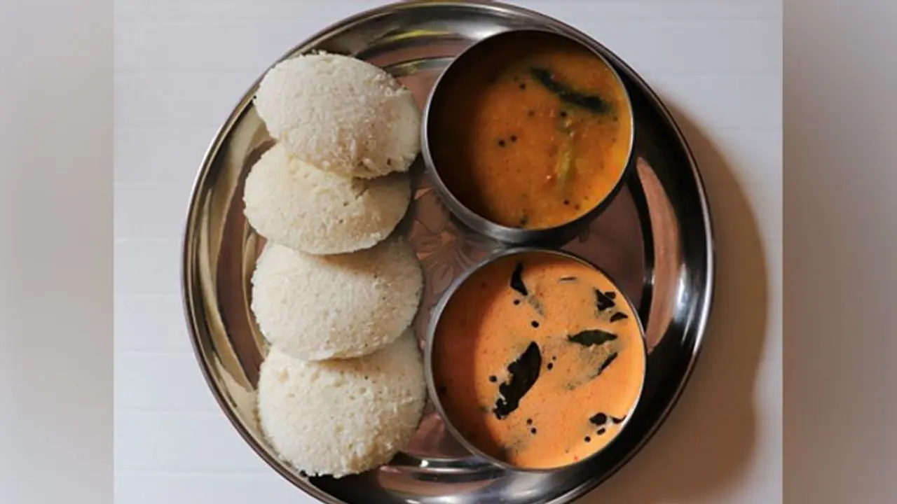 শৌচালয়ের জল থেকে তৈরি হচ্ছে ইডলির চাটনি, প্রকাশ্যে এল ভাইরাল ভিডিও শৌচালয়ের জল থেকে তৈরি হচ্ছে ইডলির চাটনি, প্রকাশ্যে এল ভাইরাল ভিডিও