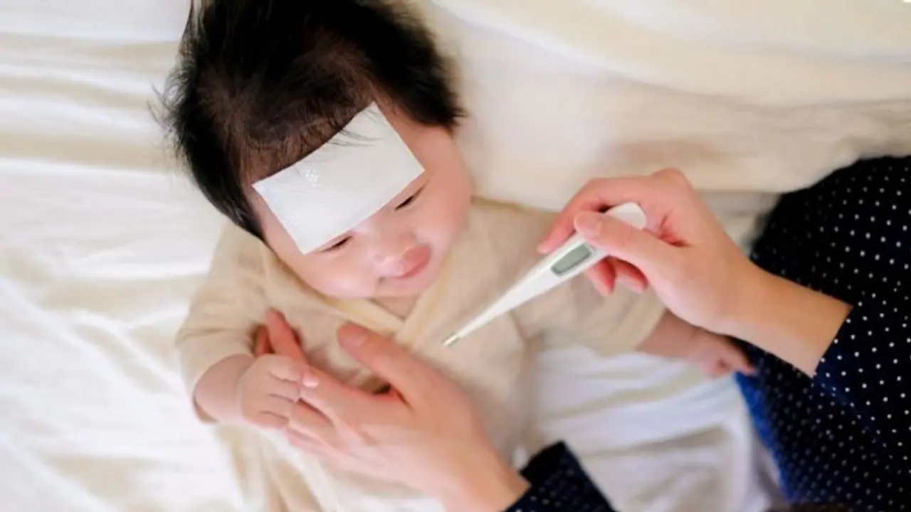 ഇനി മഴക്കാലമാണ്; കുട്ടികൾക്ക് പനി വന്നാൽ ശ്രദ്ധിക്കേണ്ട കാര്യങ്ങൾ