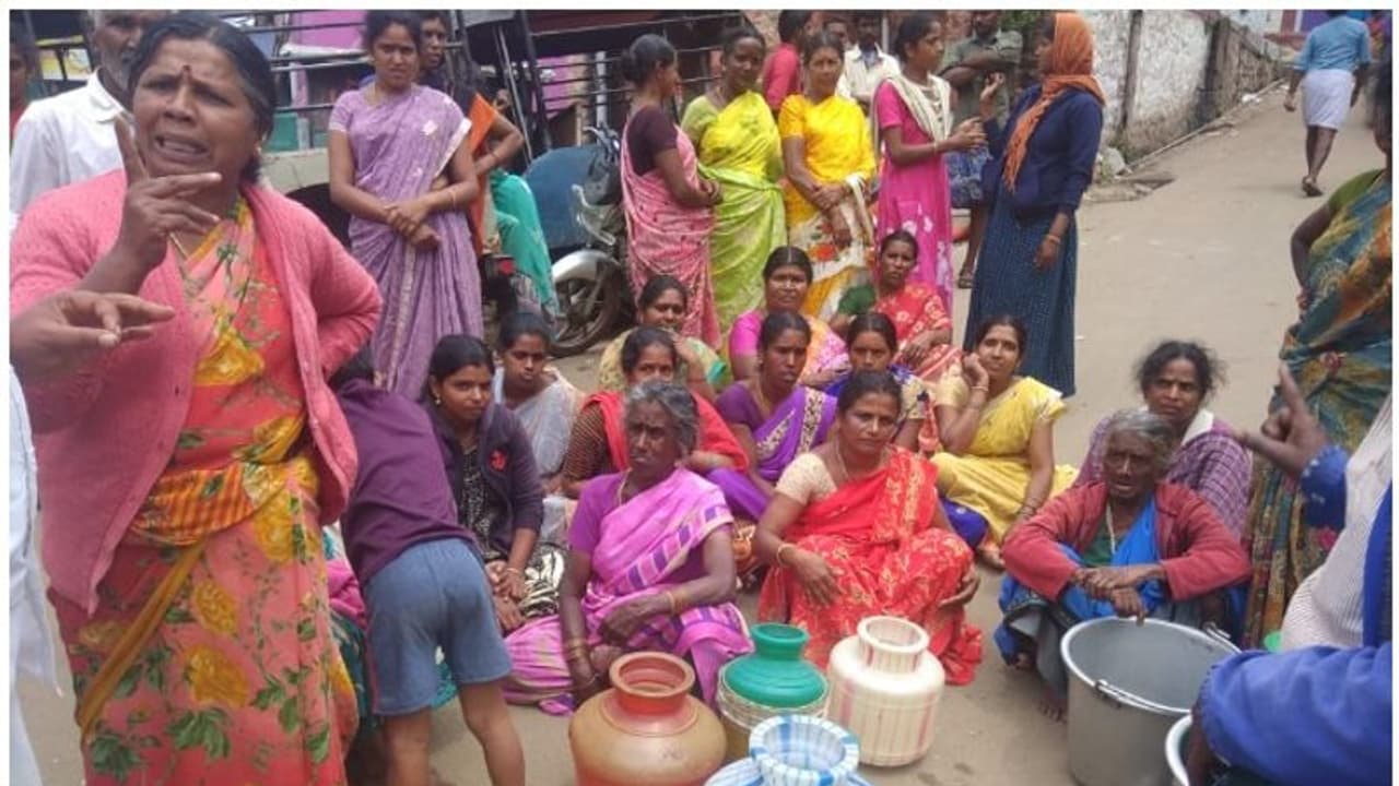 കുടിവെള്ളത്തിനായി റോഡ് ഉപരോധിച്ച് കോവിലൂരിലെ വീട്ടമ്മമാര് കുടിവെള്ളത്തിനായി റോഡ് ഉപരോധിച്ച് കോവിലൂരിലെ വീട്ടമ്മമാര്