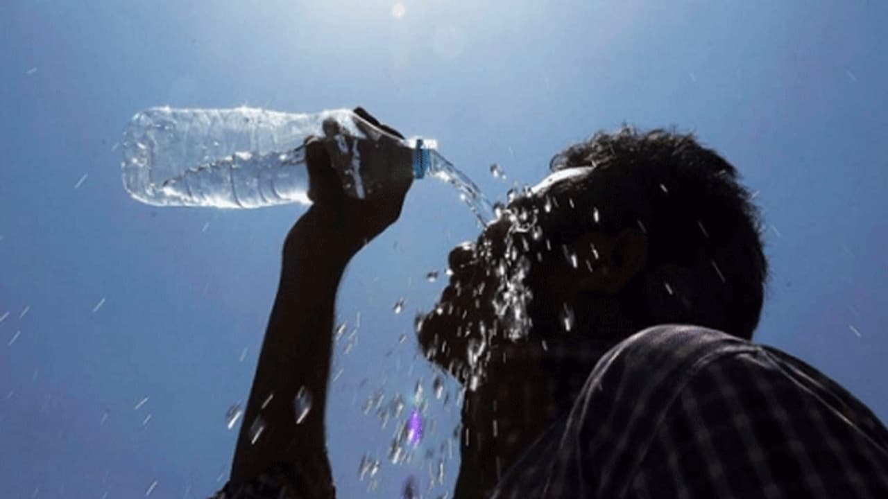 ముఖం చాటేసిన వర్షాలు.. తెలుగు రాష్ట్రాల్లో ఉక్కపోత, పెరుగుతున్న ఎండలతో అల్లాడుతున్న జనం ముఖం చాటేసిన వర్షాలు.. తెలుగు రాష్ట్రాల్లో ఉక్కపోత, పెరుగుతున్న ఎండలతో అల్లాడుతున్న జనం