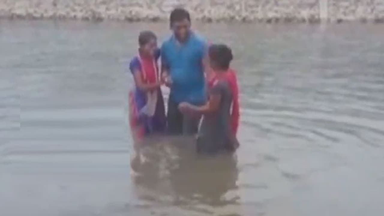 జలాశయంలో మరదళ్లతో బావ సరదా: సెల్ఫీ కోసం ప్రయత్నించి ముగ్గురు జలసమాధి (వీడియో) జలాశయంలో మరదళ్లతో బావ సరదా: సెల్ఫీ కోసం ప్రయత్నించి ముగ్గురు జలసమాధి (వీడియో)