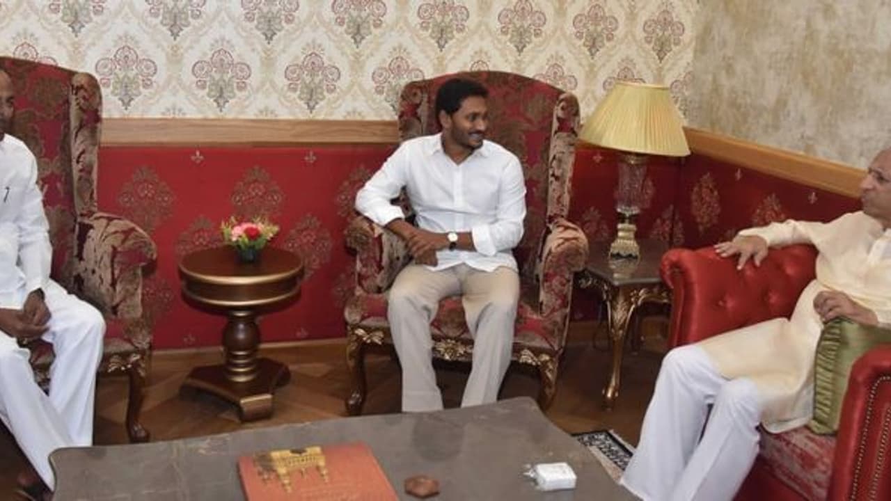 గవర్నర్ ఇఫ్తార్ విందు: హాజరైన సీఎంలు కేసీఆర్, వైయస్ జగన్ గవర్నర్ ఇఫ్తార్ విందు: హాజరైన సీఎంలు కేసీఆర్, వైయస్ జగన్