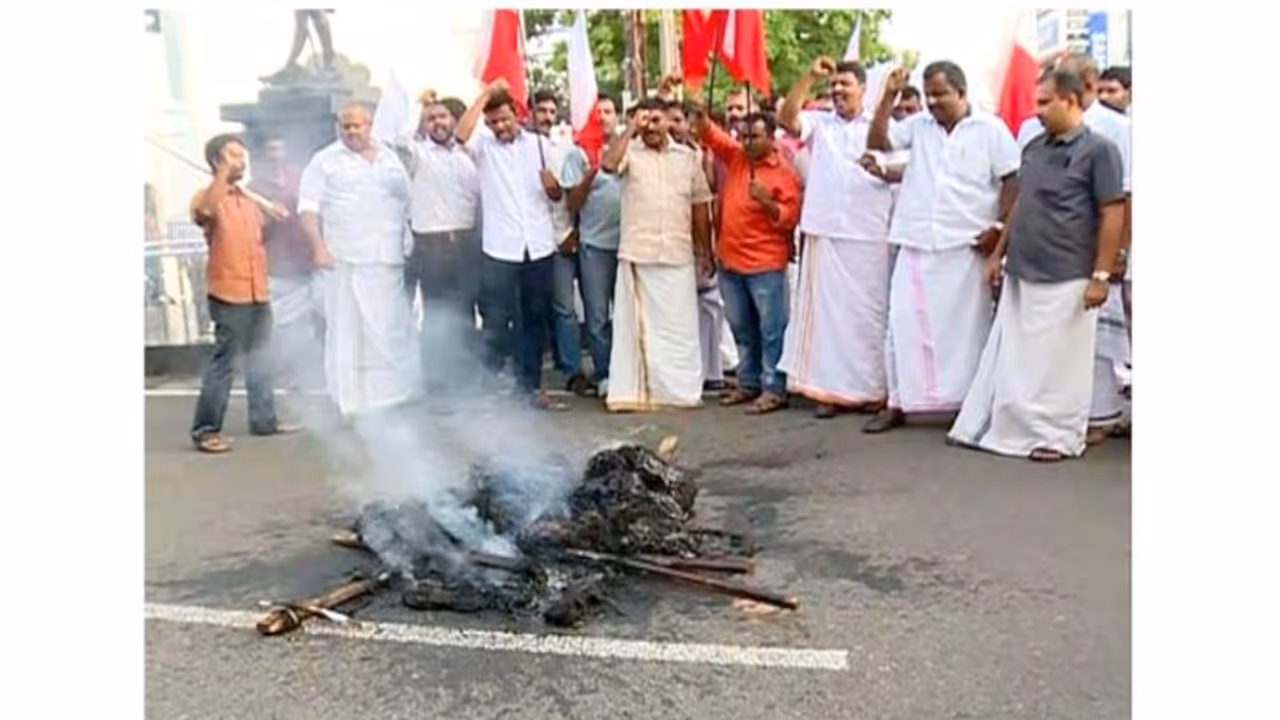 കോലം കത്തിച്ചവർക്കെതിരെ അച്ചടക്ക നടപടി; മണ്ഡലം പ്രസിഡന്റിനെ സ്ഥാനത്ത് നിന്ന് നീക്കി കോലം കത്തിച്ചവർക്കെതിരെ അച്ചടക്ക നടപടി; മണ്ഡലം പ്രസിഡന്റിനെ സ്ഥാനത്ത് നിന്ന് നീക്കി