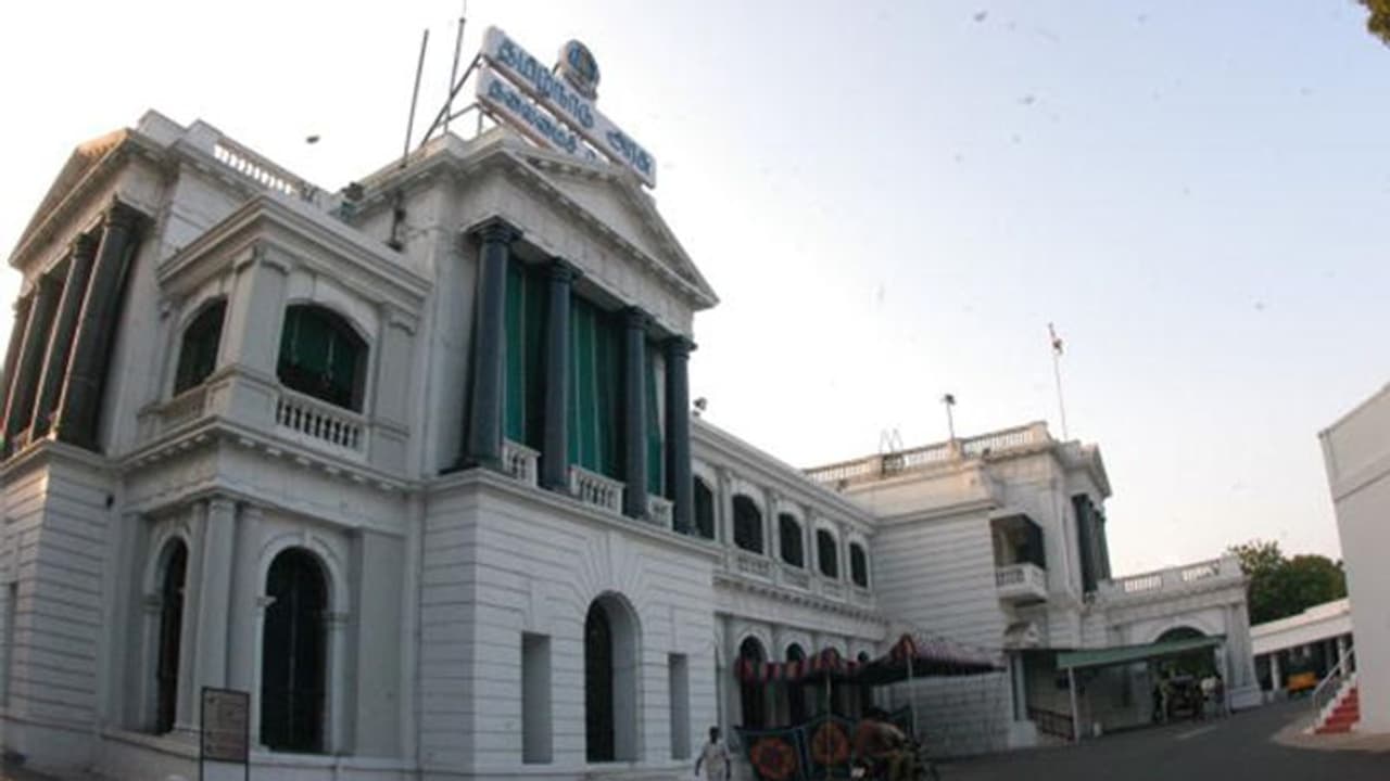 ചുരിദാറിനൊപ്പം ഷാൾ വേണം: സ്ത്രീജീവനക്കാർക്ക് ഡ്രസ് കോഡ് നിർബന്ധമാക്കി തമിഴ്നാട് സർക്കാർ ചുരിദാറിനൊപ്പം ഷാൾ വേണം: സ്ത്രീജീവനക്കാർക്ക് ഡ്രസ് കോഡ് നിർബന്ധമാക്കി തമിഴ്നാട് സർക്കാർ