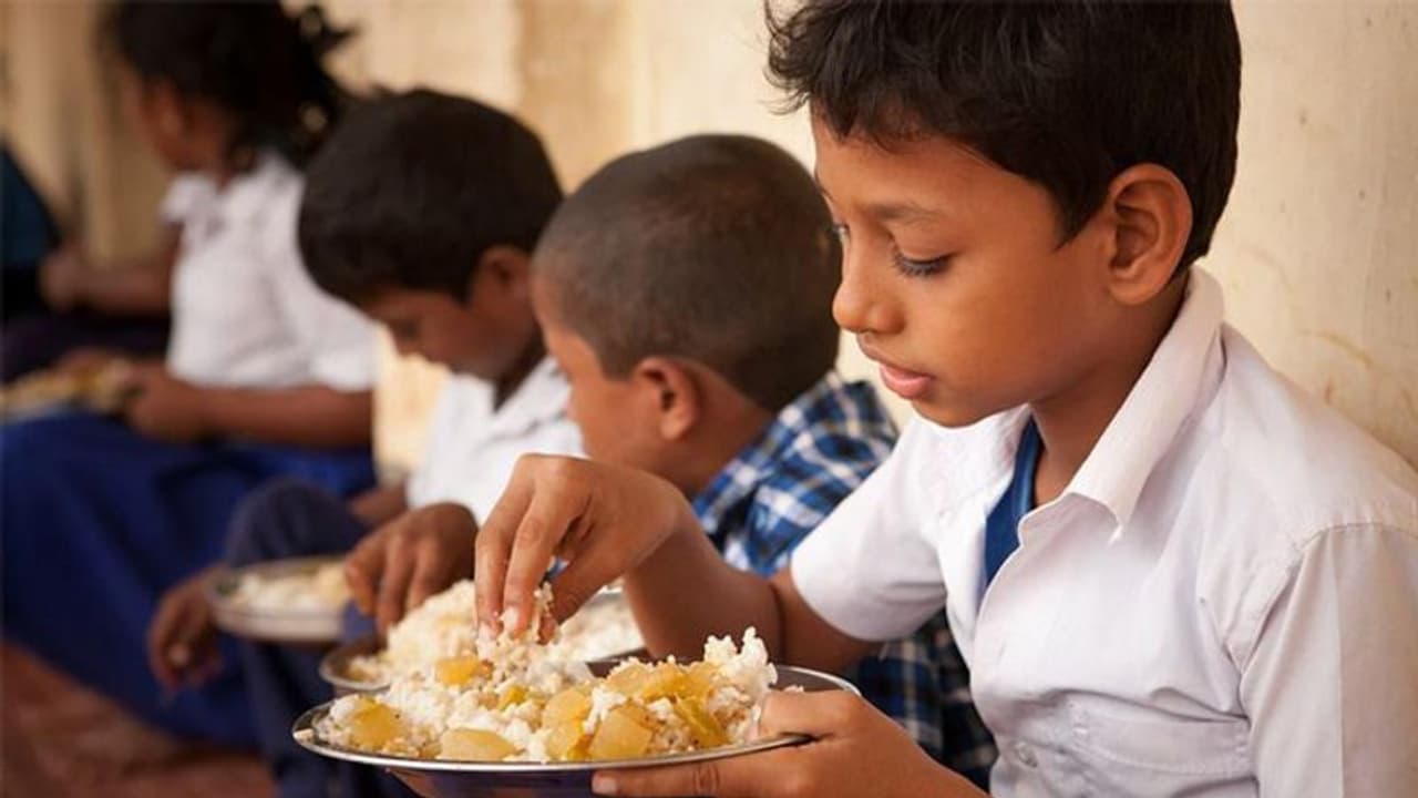 ആശ്വാസം, ശമ്പളം കിട്ടും: സംസ്ഥാനത്തെ സ്കൂൾ ഉച്ചഭക്ഷണ പാചക തൊഴിലാളികൾക്ക് വേതനം നൽകാൻ 16.31 കോടി അനുവദിച്ചു ആശ്വാസം, ശമ്പളം കിട്ടും: സംസ്ഥാനത്തെ സ്കൂൾ ഉച്ചഭക്ഷണ പാചക തൊഴിലാളികൾക്ക് വേതനം നൽകാൻ 16.31 കോടി അനുവദിച്ചു