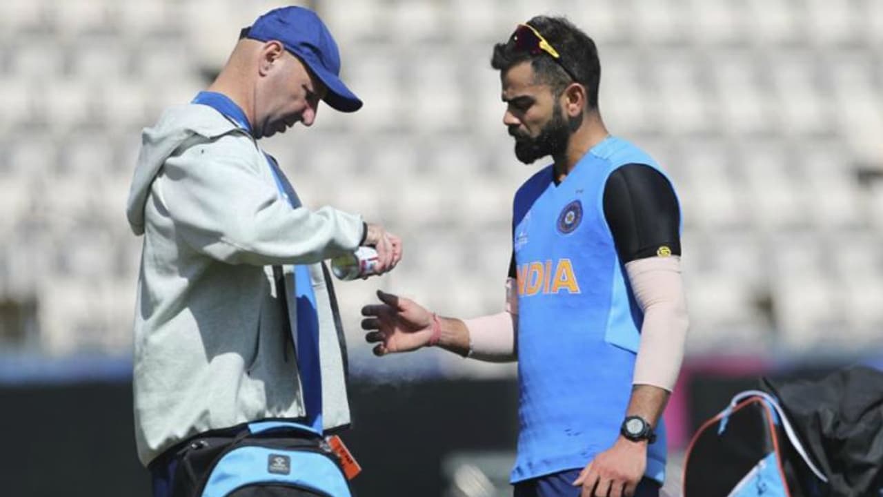 తొలి మ్యాచ్ కి ముందు టీమీండియాకి షాక్... కోహ్లీకి గాయం తొలి మ్యాచ్ కి ముందు టీమీండియాకి షాక్... కోహ్లీకి గాయం