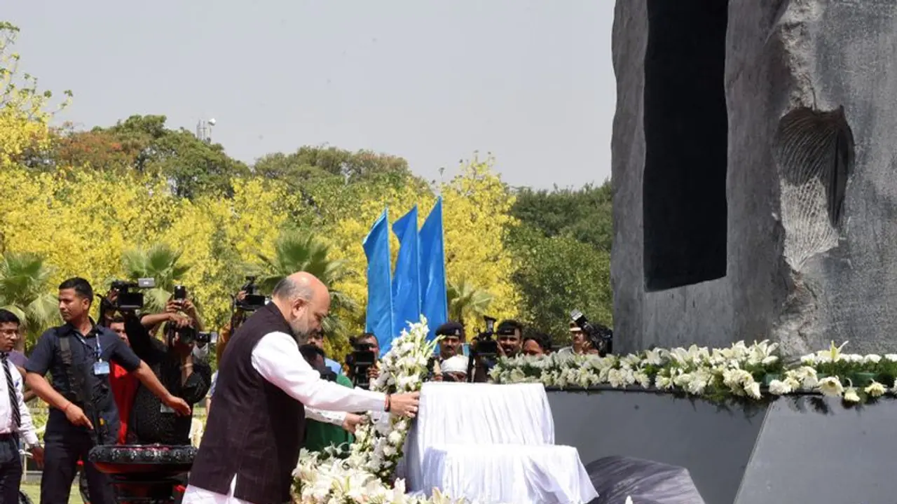 अमित शाह ने राष्ट्रीय पुलिस स्मारक जाकर शहीदों को दी श्रद्धांजलि