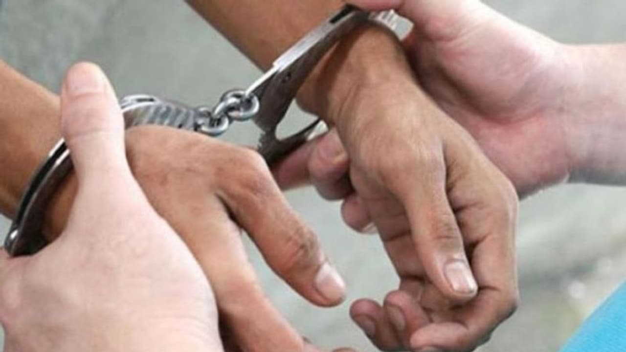 നാലുവയസുകാരനെ കോവണപ്പടിയിൽ നിന്ന് എറിഞ്ഞ് കൊന്നു; അയല്വാസിയുടെ പരാതിയില് അമ്മയും പങ്കാളിയും അറസ്റ്റില് നാലുവയസുകാരനെ കോവണപ്പടിയിൽ നിന്ന് എറിഞ്ഞ് കൊന്നു; അയല്വാസിയുടെ പരാതിയില് അമ്മയും പങ്കാളിയും അറസ്റ്റില്