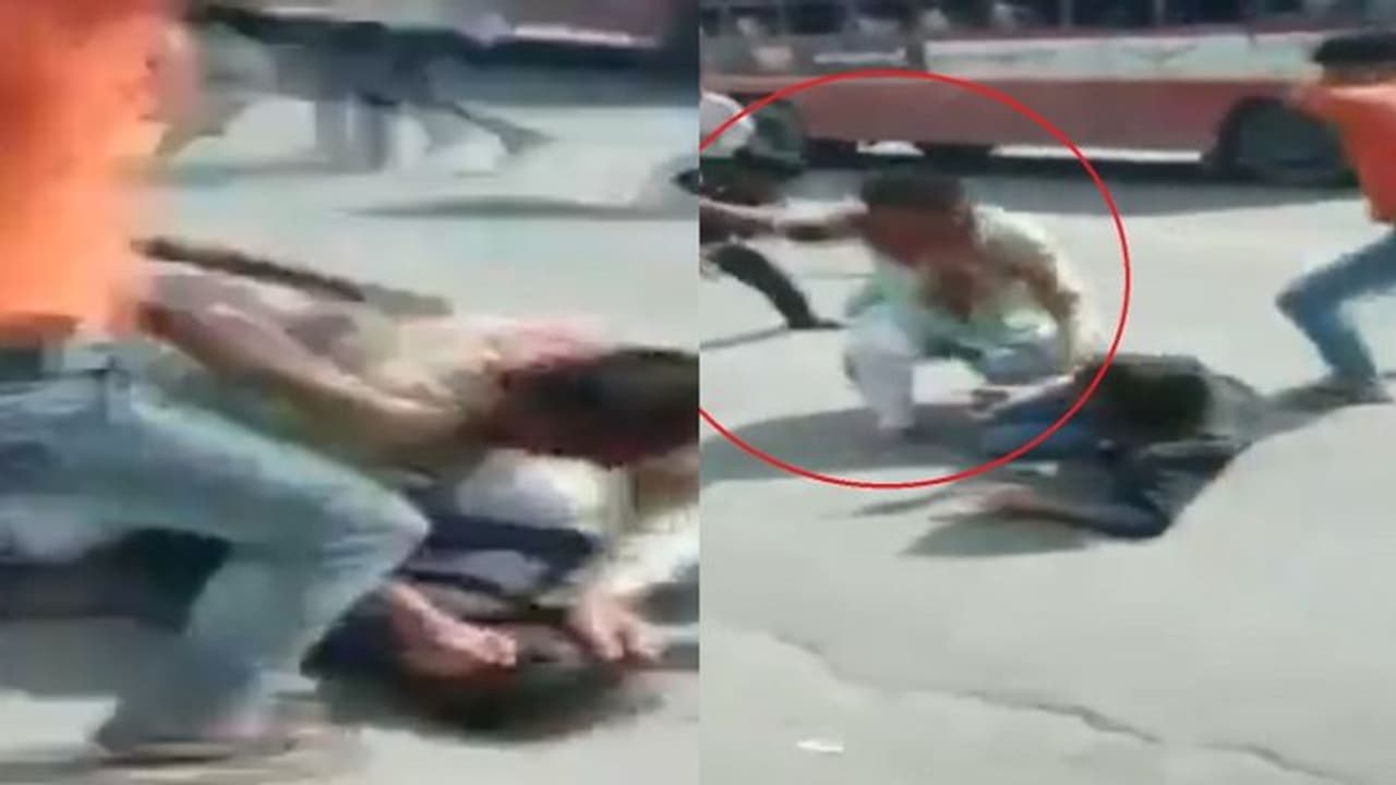 വാക്കുതർക്കം: സൈനികരെ കൂട്ടം കൂടി മർദ്ദിച്ചു; ഏഴ് പേര് അറസ്റ്റില് വാക്കുതർക്കം: സൈനികരെ കൂട്ടം കൂടി മർദ്ദിച്ചു; ഏഴ് പേര് അറസ്റ്റില്