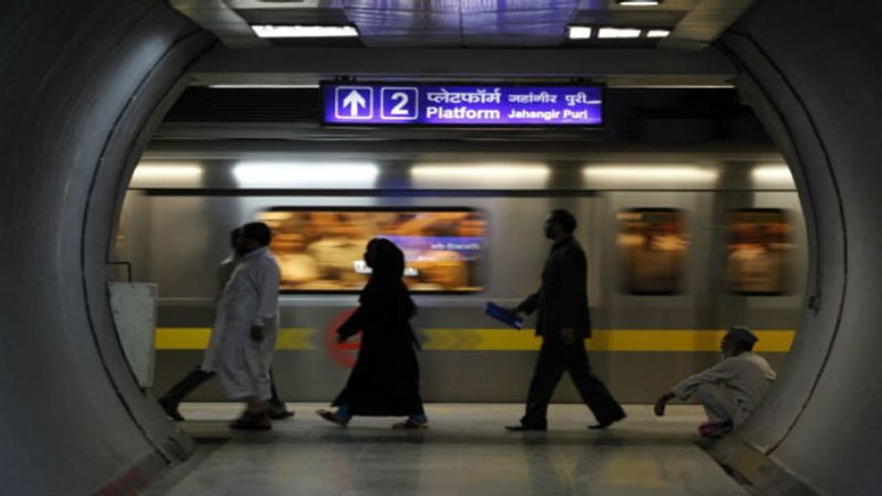 বিনা পয়সায় মেট্রো চড়বেন মহিলারা, দিল্লিতে তৎপর আপ সরকার বিনা পয়সায় মেট্রো চড়বেন মহিলারা, দিল্লিতে তৎপর আপ সরকার