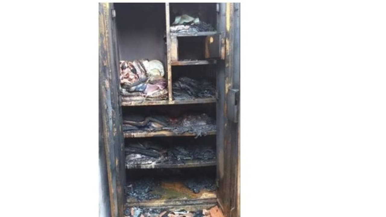 വീടിന് തീപിടിച്ച് കിടപ്പുമുറികള് കത്തിനശിച്ചു; സംഭവം പുലര്ച്ചെ രണ്ടരയോടെ വീടിന് തീപിടിച്ച് കിടപ്പുമുറികള് കത്തിനശിച്ചു; സംഭവം പുലര്ച്ചെ രണ്ടരയോടെ