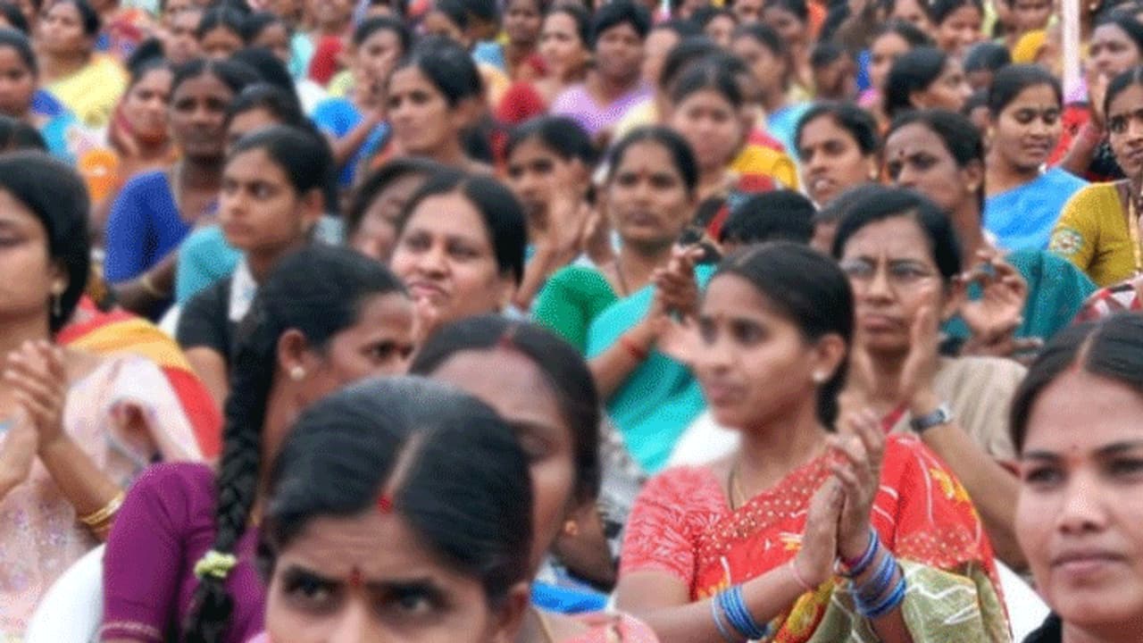 భారతీయ లేబర్ మార్కెట్ లో 99 శాతం మహిళలపై లింగ వివక్ష.. తేల్చి చెప్పిన ఆక్స్ఫామ్ ఇండియా నివేదిక భారతీయ లేబర్ మార్కెట్ లో 99 శాతం మహిళలపై లింగ వివక్ష.. తేల్చి చెప్పిన ఆక్స్ఫామ్ ఇండియా నివేదిక