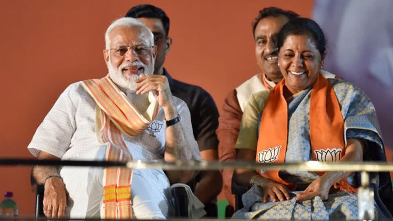 उम्मीद पर खरा उतरा जीएसटी, टैक्स वसूली में लगाई पहली हैट्रिक