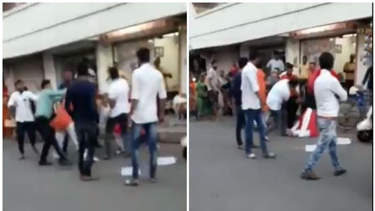 പരാതിയുമായെത്തിയ വനിതാ വാര്ഡ് മെമ്പറെ ബിജെപി എംഎല്എ മര്ദ്ദിച്ചു വീഡിയോ പരാതിയുമായെത്തിയ വനിതാ വാര്ഡ് മെമ്പറെ ബിജെപി എംഎല്എ മര്ദ്ദിച്ചു വീഡിയോ