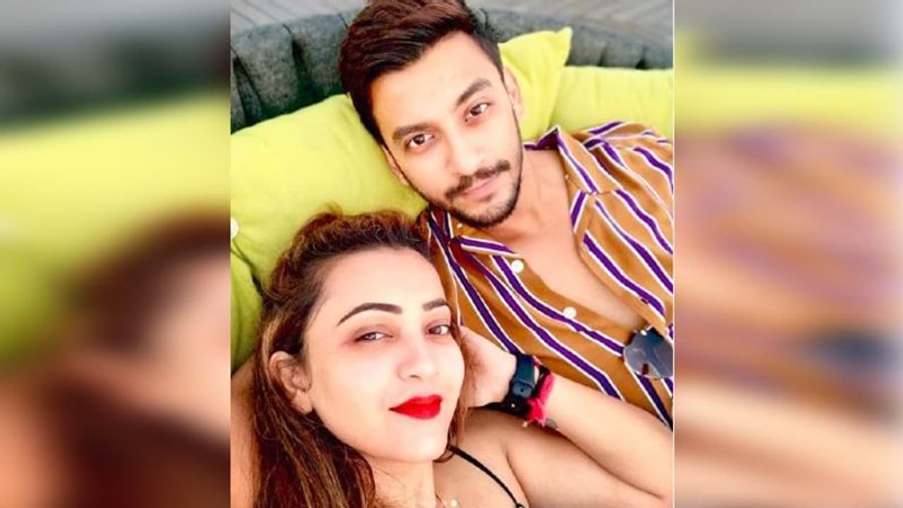 একান্তে ছুটি কাটাচ্ছেন বনি কৌশানি! অন্তরঙ্গ ছবি পোস্ট করলেন তারকা জুটি একান্তে ছুটি কাটাচ্ছেন বনি কৌশানি! অন্তরঙ্গ ছবি পোস্ট করলেন তারকা জুটি