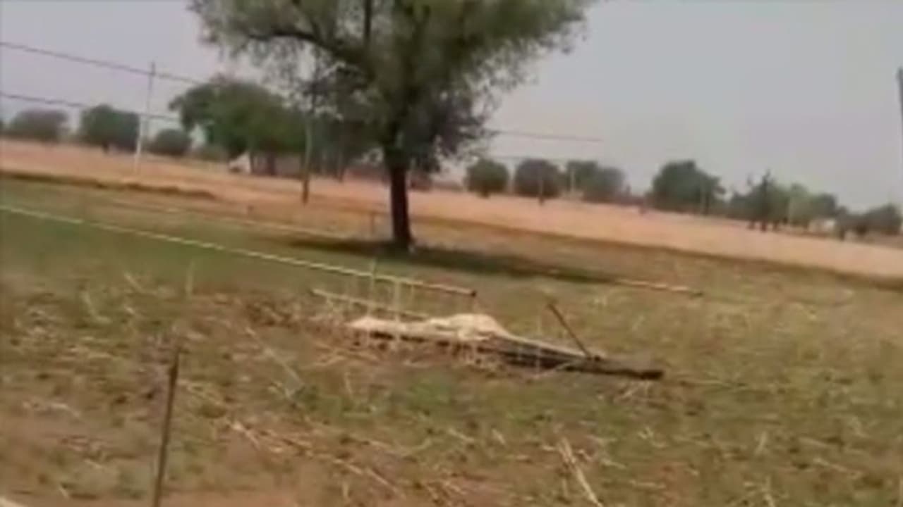 శ్రీకాకుళం జిల్లాలో విషాదం... కరెంట్ షాక్ గురయి ఇద్దరు యువకులు మృతి శ్రీకాకుళం జిల్లాలో విషాదం... కరెంట్ షాక్ గురయి ఇద్దరు యువకులు మృతి