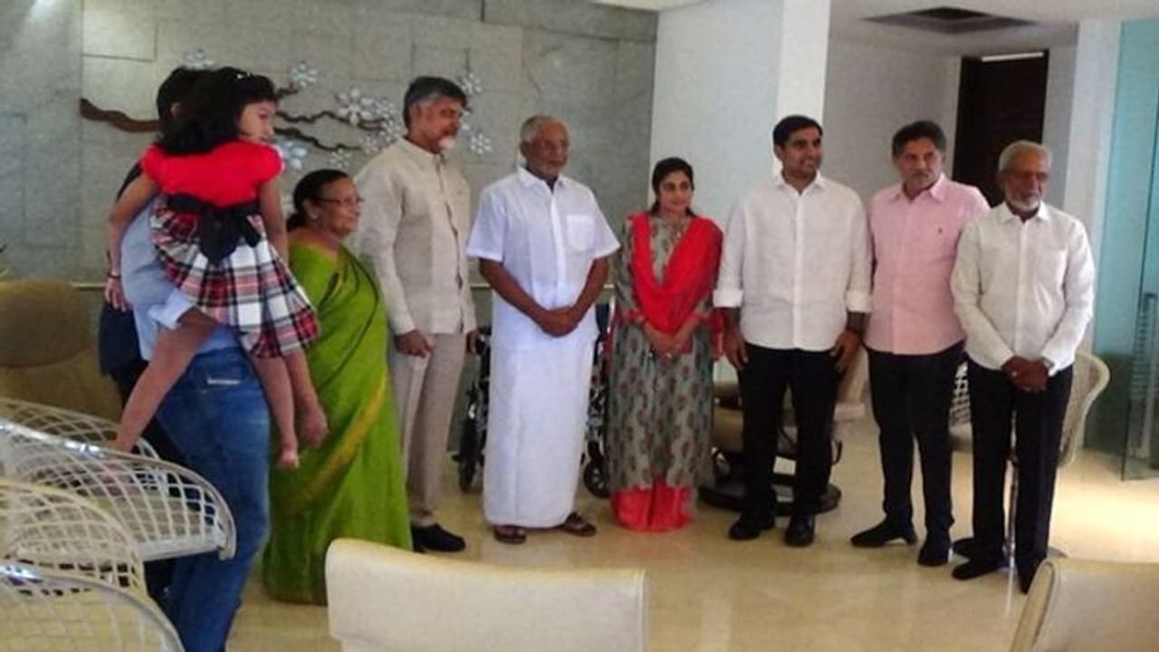 మురళి మోహన్ ని పరామర్శించిన చంద్రబాబు, లోకేష్! మురళి మోహన్ ని పరామర్శించిన చంద్రబాబు, లోకేష్!