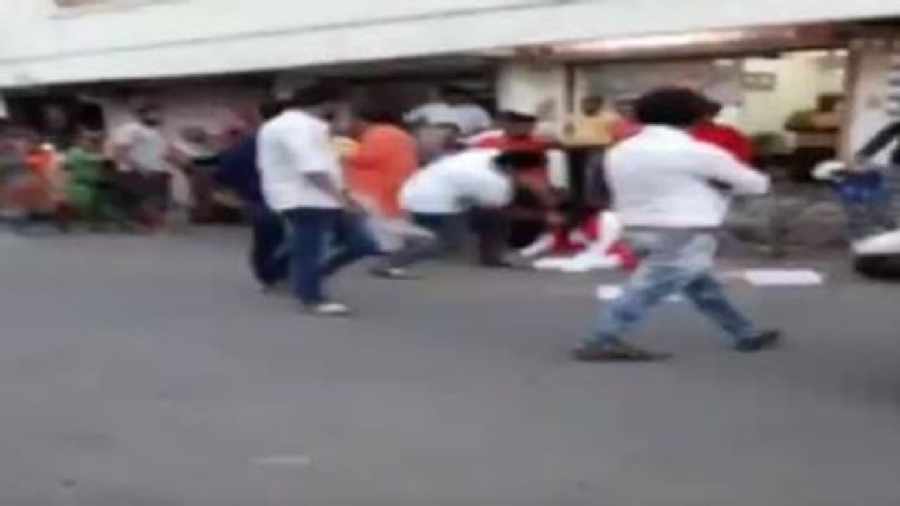 প্রকাশ্যে মহিলাকে লাথি মারলেন বিজেপি বিধায়ক, মুহূর্তে ভাইরাল ভিডিও প্রকাশ্যে মহিলাকে লাথি মারলেন বিজেপি বিধায়ক, মুহূর্তে ভাইরাল ভিডিও