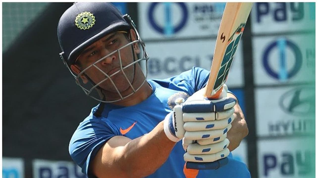 'ധോണിയുടെ സിക്സിന്റെ മൊഞ്ചൊന്നും പൊയ്പോവൂല്ല'; വീഡിയോ 'ധോണിയുടെ സിക്സിന്റെ മൊഞ്ചൊന്നും പൊയ്പോവൂല്ല'; വീഡിയോ