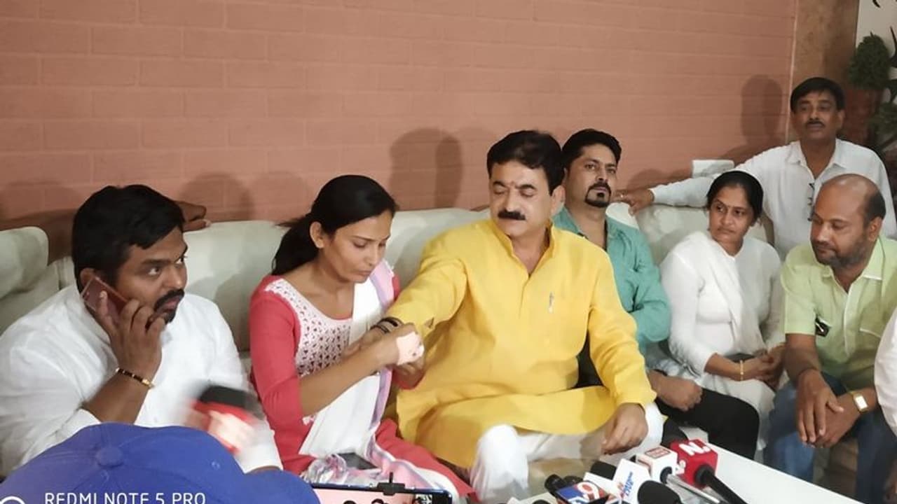 गुजरात की अजीब सियासतः पहले लात घूंसे, हाथापाई, फिर राखी और मिठाई गुजरात की अजीब सियासतः पहले लात घूंसे, हाथापाई, फिर राखी और मिठाई