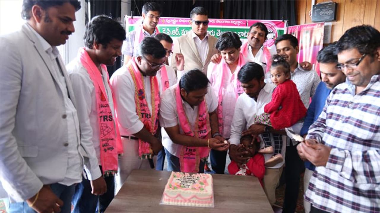 లండన్ లో ఘనంగా తెలంగాణ ఆవతరణ దినోత్సవ వేడుకలు... ఎన్నారైల సంబరాలు లండన్ లో ఘనంగా తెలంగాణ ఆవతరణ దినోత్సవ వేడుకలు... ఎన్నారైల సంబరాలు