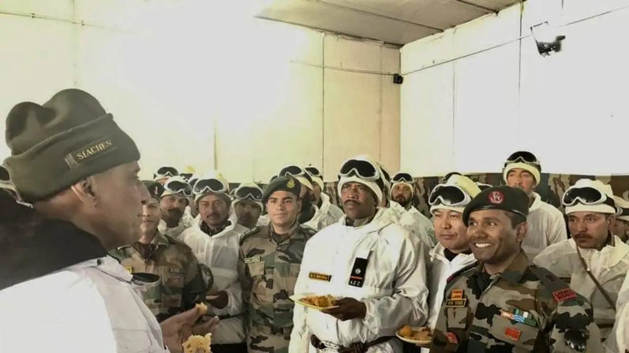 सियाचिन में तैनात जवानों से ये वादा कर रक्षा मंत्री राजनाथ सिंह ने छू लिया दिल