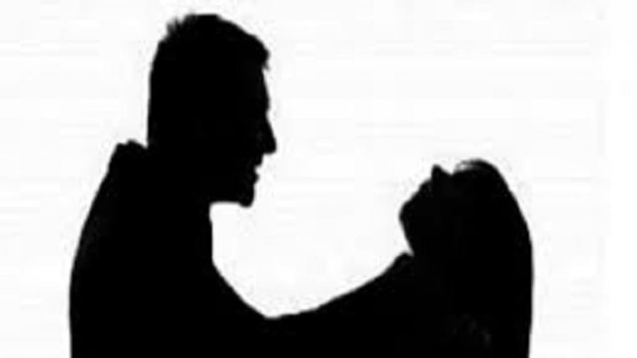 கண்ணகி நகரில் கள்ளக்காதலிக்கு ஏற்பட்ட பரிதாபம்... கள்ளக்காதலனை ஸ்கெட்ச் போட்டு தேடும் போலீஸ்!! கண்ணகி நகரில் கள்ளக்காதலிக்கு ஏற்பட்ட பரிதாபம்... கள்ளக்காதலனை ஸ்கெட்ச் போட்டு தேடும் போலீஸ்!!