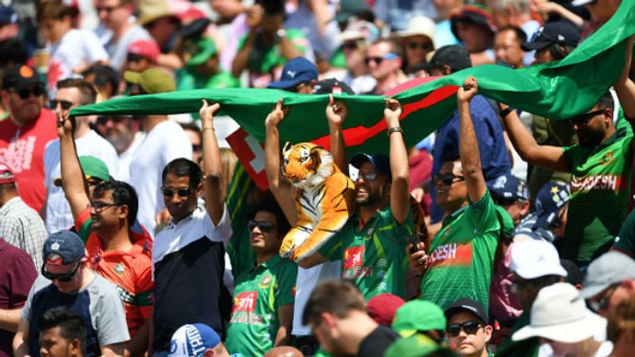 মাঠে ঐতিহাসিক জয়, গ্যালারিতে তখন ব্যাঘ্র গর্জন! দেখুন ভিডিও` মাঠে ঐতিহাসিক জয়, গ্যালারিতে তখন ব্যাঘ্র গর্জন! দেখুন ভিডিও`