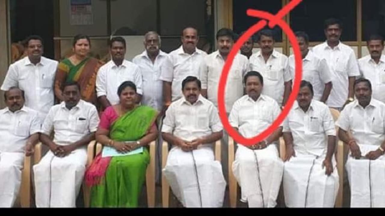 எடப்பாடி முன்னிலையில் அதிமுகவில் இணைந்த அமமுக வேட்பாளர் !! கலகலக்கும் தினகரன் கூடாரம் !! எடப்பாடி முன்னிலையில் அதிமுகவில் இணைந்த அமமுக வேட்பாளர் !! கலகலக்கும் தினகரன் கூடாரம் !!