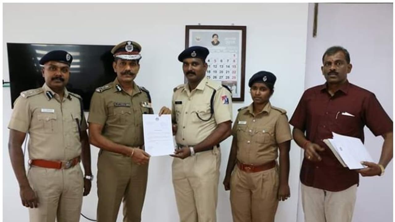 പ്ലാറ്റ്ഫോമിനും ട്രെയിനിനുമിടയില് ഒറ്റക്കെയില് തൂങ്ങിയ പെണ്കുട്ടിയേ ജീവിതത്തിലേക്ക് കൈപിടിച്ചുയര്ത്തി ആര്പിഎഫ് ജവാന് പ്ലാറ്റ്ഫോമിനും ട്രെയിനിനുമിടയില് ഒറ്റക്കെയില് തൂങ്ങിയ പെണ്കുട്ടിയേ ജീവിതത്തിലേക്ക് കൈപിടിച്ചുയര്ത്തി ആര്പിഎഫ് ജവാന്