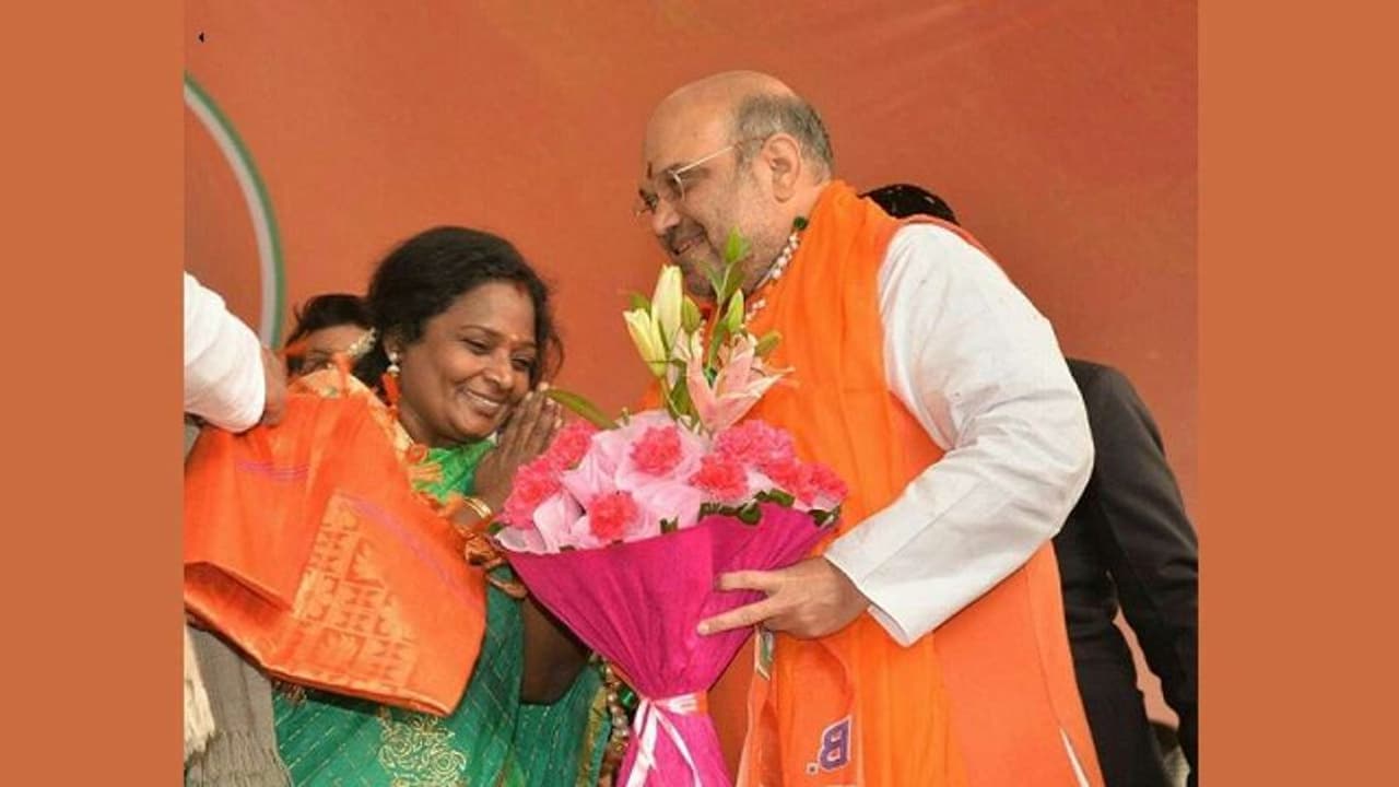 తమిళిసై టఫ్: కేసీఆర్ ను కలవరపెట్టడానికే బిజెపి ప్లాన్ తమిళిసై టఫ్: కేసీఆర్ ను కలవరపెట్టడానికే బిజెపి ప్లాన్