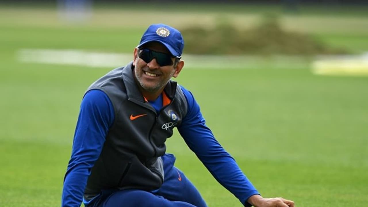 ಧೋನಿ ಹೊಟೇಲ್ MSD ಅಭಿಮಾನಿಗಳಿಗೆ ಫ್ರೀ ಊಟ! ಧೋನಿ ಹೊಟೇಲ್ MSD ಅಭಿಮಾನಿಗಳಿಗೆ ಫ್ರೀ ಊಟ!