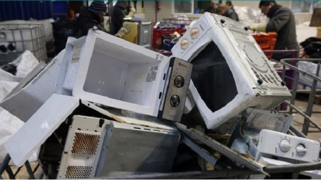 ವೈರಲ್ ಚೆಕ್ : ಮೈಕ್ರೋ ಓವನ್ಗಳನ್ನು ನಿಷೇಧಿಸಲು ಮುಂದಾಯ್ತಾ ಜಪಾನ್? ವೈರಲ್ ಚೆಕ್ : ಮೈಕ್ರೋ ಓವನ್ಗಳನ್ನು ನಿಷೇಧಿಸಲು ಮುಂದಾಯ್ತಾ ಜಪಾನ್?