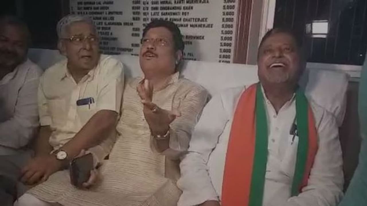 মমতার সঙ্গে বৈঠকের পরেই ফের মুকুলের সঙ্গে দেখা হল সব্যসাচীর মমতার সঙ্গে বৈঠকের পরেই ফের মুকুলের সঙ্গে দেখা হল সব্যসাচীর