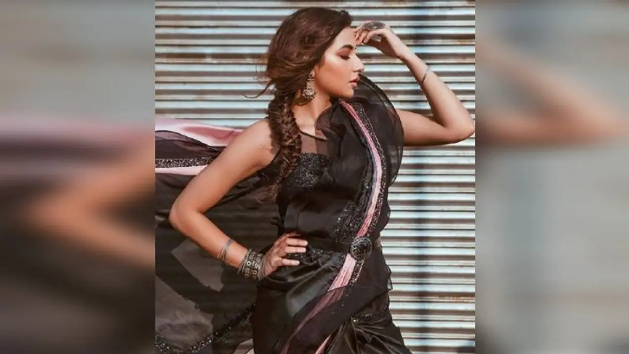 নতুন লুকে শুভশ্রী! শাড়ি আর বেল্টে, ফিউশন সাজে মাতালেন নায়িকা নতুন লুকে শুভশ্রী! শাড়ি আর বেল্টে, ফিউশন সাজে মাতালেন নায়িকা