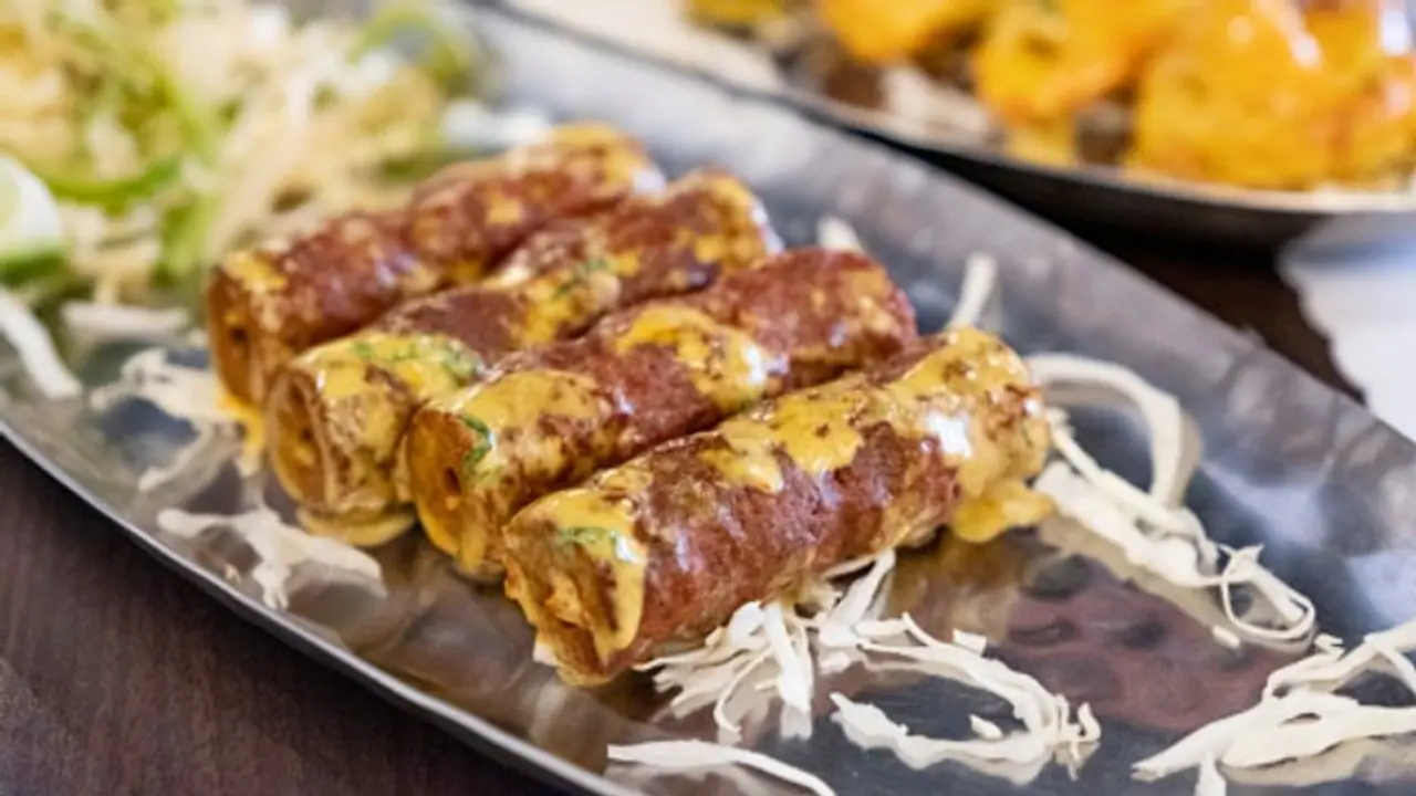 পবিত্র ইদের শেষ বেলার প্রস্তুতি জমে উঠেছে জাকারিয়া স্ট্রিটে, চেখে দেখুন এইসব খাবার পবিত্র ইদের শেষ বেলার প্রস্তুতি জমে উঠেছে জাকারিয়া স্ট্রিটে, চেখে দেখুন এইসব খাবার