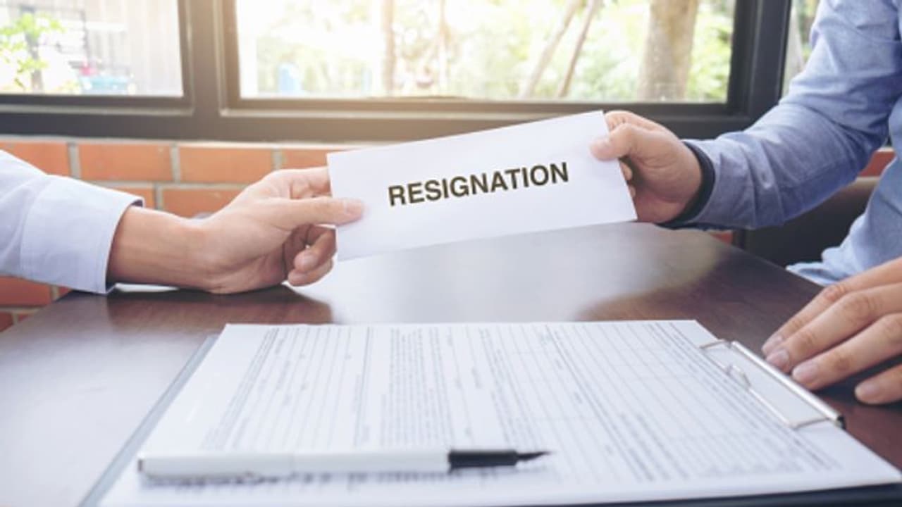 জঙ্গি সংযোগ থাকার সন্দেহে ইস্তফা দিলেন শ্রীলঙ্কার মন্ত্রী ও রাজ্যপাল