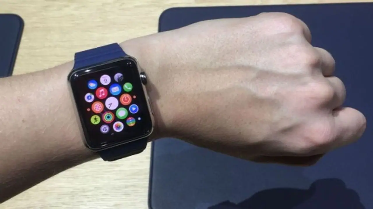 হাসপাতাল না পারলেও গুরুতর শারীরিক অবস্থার কথা জানান দিল অ্যাপেল ওয়াচ, প্রাণে বাঁচলেন বৃদ্ধা