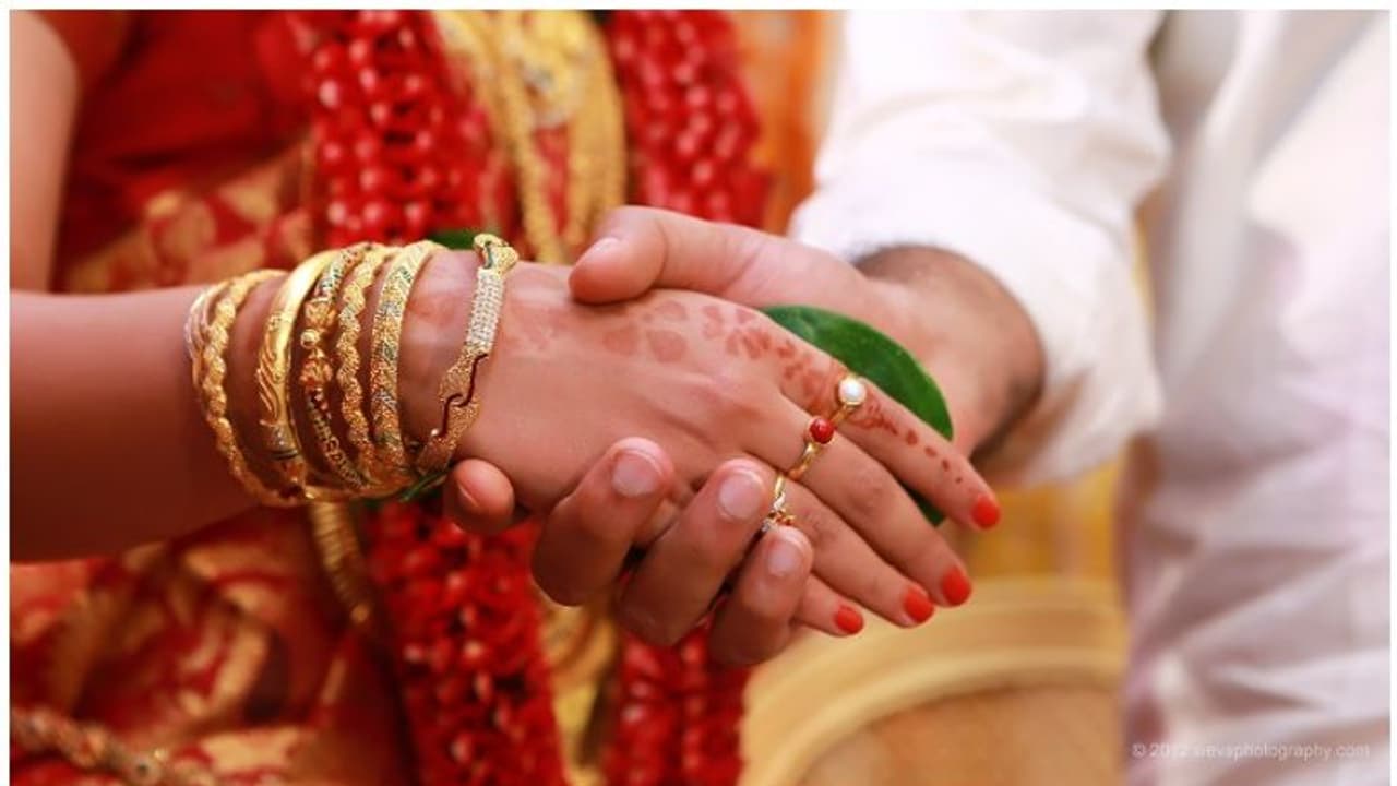 സ്ത്രീക്കും പുരുഷനും വ്യത്യസ്ത വിവാഹപ്രായം വേണ്ട; ബിജെപി നേതാവിന്റെ ഹർജി സ്ത്രീക്കും പുരുഷനും വ്യത്യസ്ത വിവാഹപ്രായം വേണ്ട; ബിജെപി നേതാവിന്റെ ഹർജി