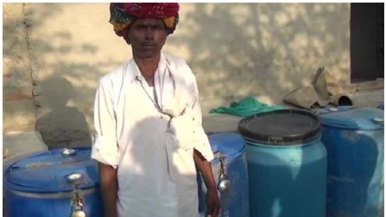 കണ്ണുതെറ്റിയാല് മോഷണം; വെള്ളത്തിന് പൂട്ടിട്ട് ഒരു ഗ്രാമം! കണ്ണുതെറ്റിയാല് മോഷണം; വെള്ളത്തിന് പൂട്ടിട്ട് ഒരു ഗ്രാമം!