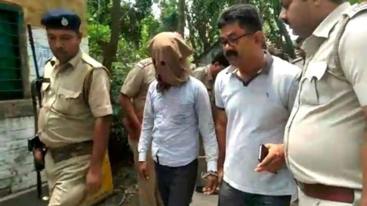 লাকি রং লাল, ধরা পড়ার ভয় সত্ত্বেও হেলমেট বদলায়নি বর্ধমানের সিরিয়াল কিলার লাকি রং লাল, ধরা পড়ার ভয় সত্ত্বেও হেলমেট বদলায়নি বর্ধমানের সিরিয়াল কিলার