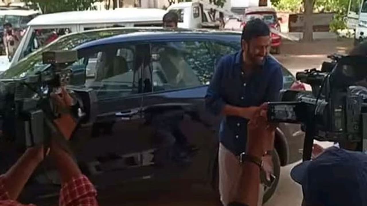 ఎట్టకేలకు పోలీసుల ముందుకొచ్చిన రవిప్రకాష్ ఎట్టకేలకు పోలీసుల ముందుకొచ్చిన రవిప్రకాష్