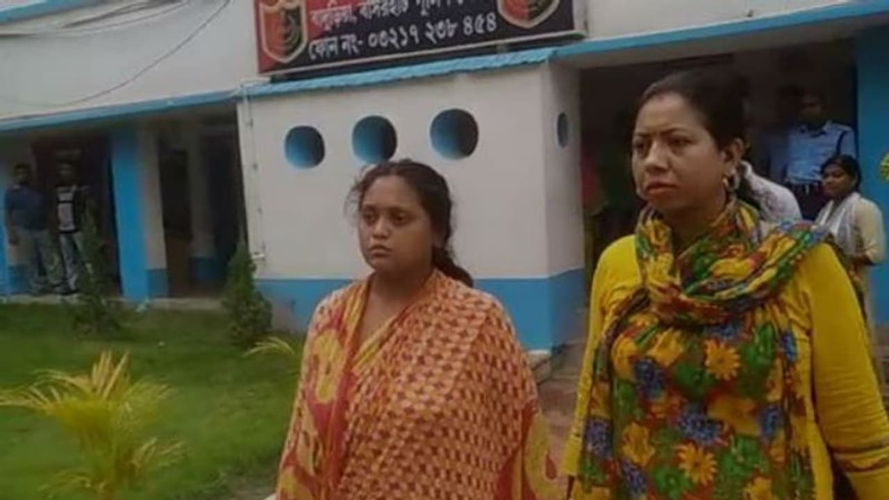 সুপারি কিলার দিয়ে স্বামীকে খুন, বাদুড়িয়ায় পুলিশের জালে স্ত্রী এবং প্রেমিক সুপারি কিলার দিয়ে স্বামীকে খুন, বাদুড়িয়ায় পুলিশের জালে স্ত্রী এবং প্রেমিক