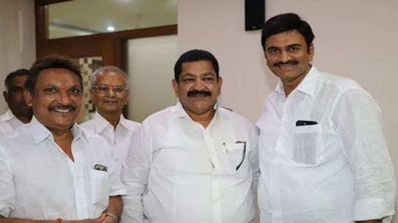 పవన్ కల్యాణ్ కు మరో షాక్: వైసీపీలోకి జిల్లా కోఆర్డినేటర్ పవన్ కల్యాణ్ కు మరో షాక్: వైసీపీలోకి జిల్లా కోఆర్డినేటర్